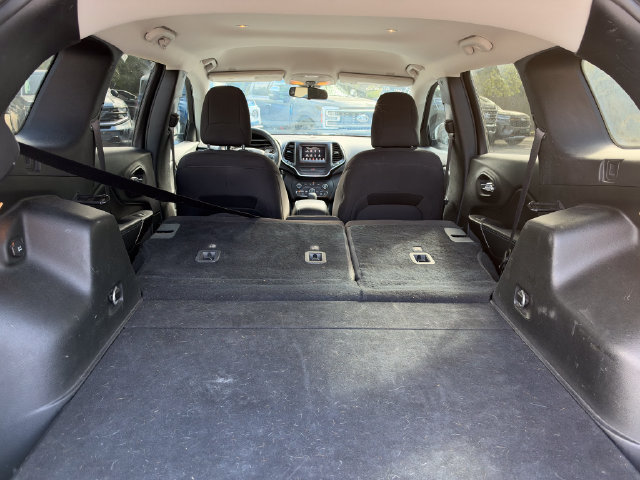 Used 2019 Jeep Cherokee Latitude w/ Popular Appearance Group FWD image 19