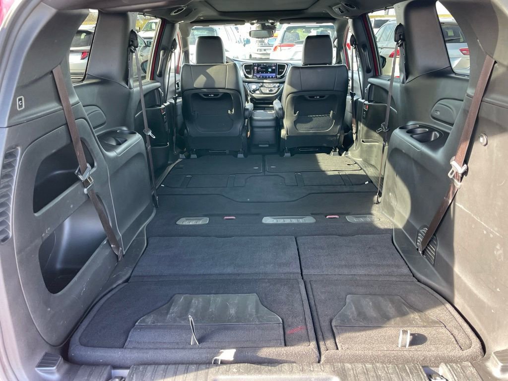 Used 2025 Chrysler Pacifica Limited image 36