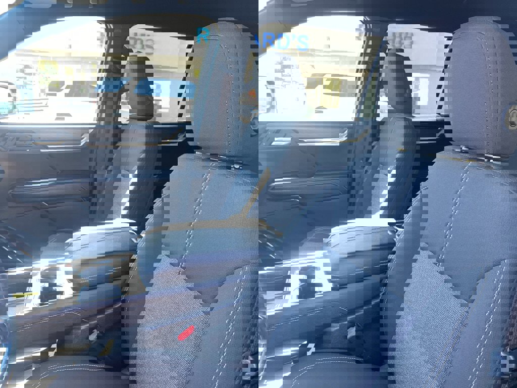 Used 2025 GMC Acadia Elevation image 28