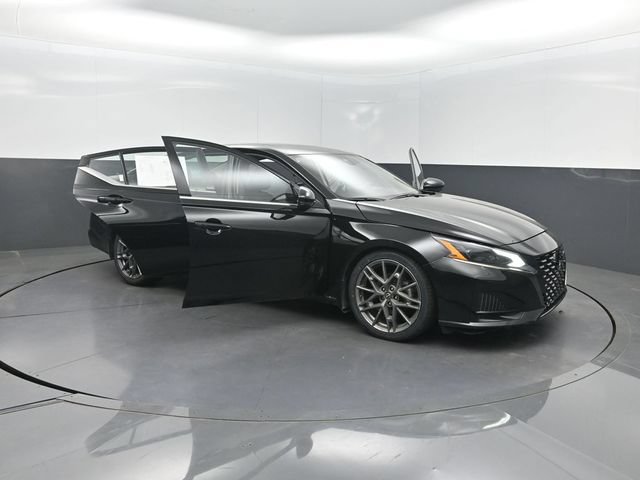 Used 2023 Nissan Altima 2.0 SR FWD image 42
