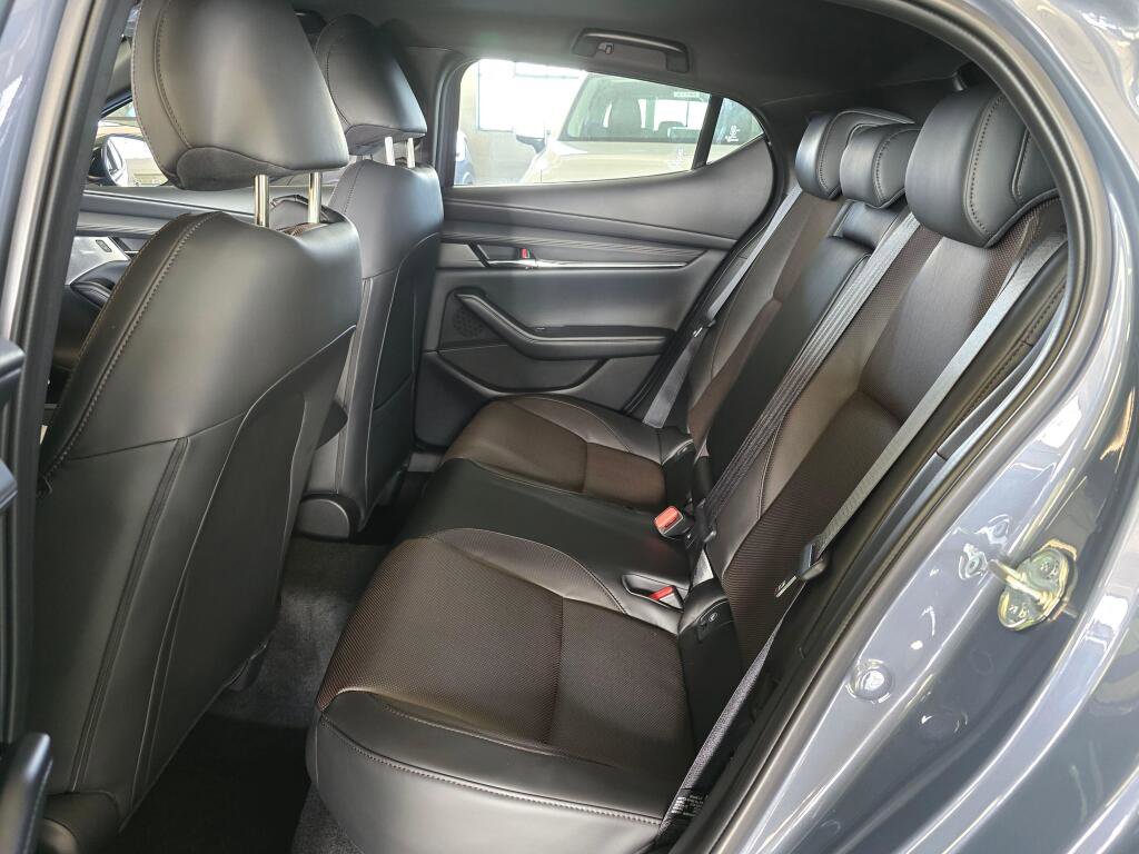 New 2026 MAZDA MAZDA3 Hatchback w/Premium Plus Pkg image 16
