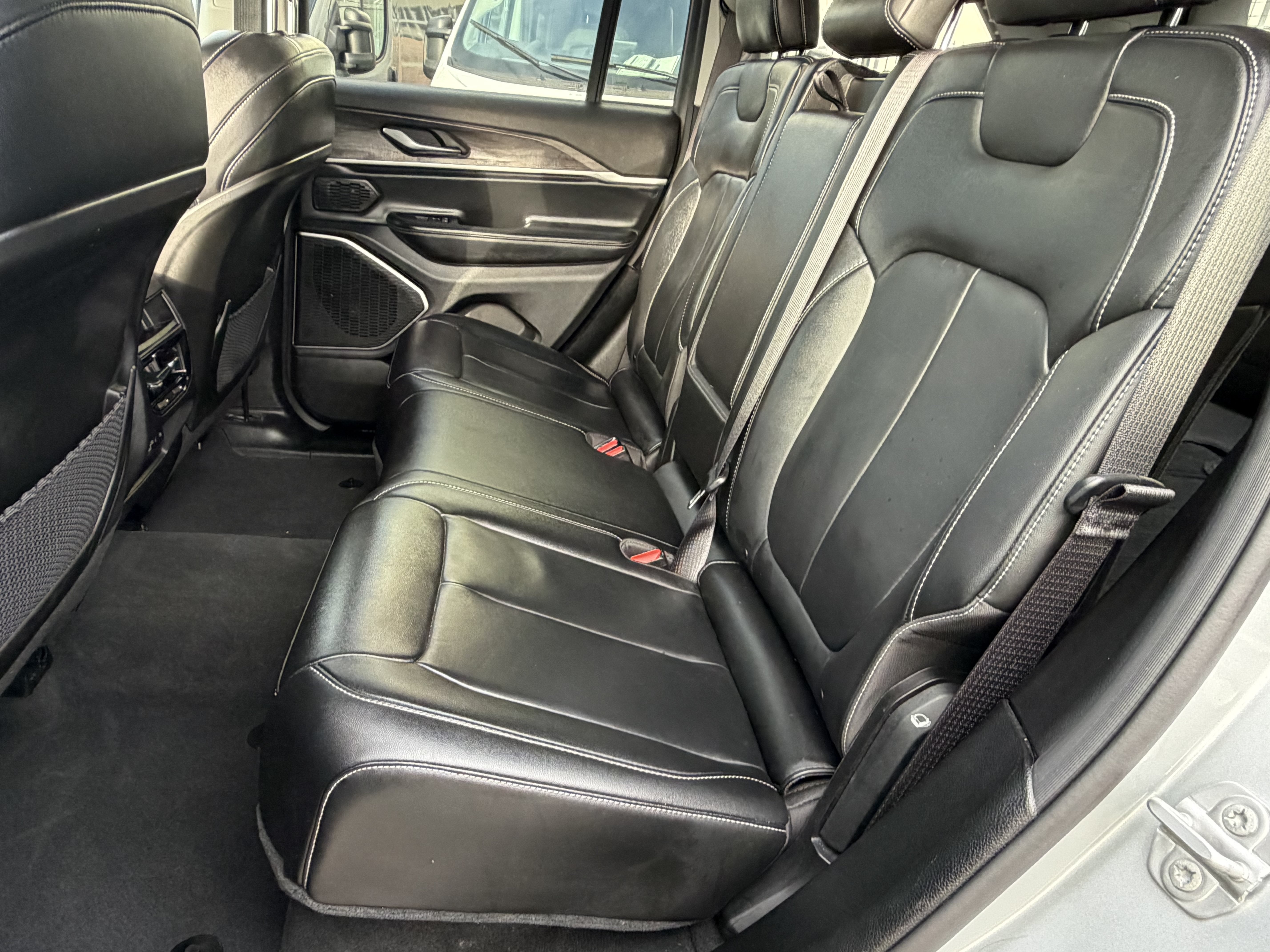 Used 2022 Jeep Grand Cherokee Limited RWD image 39