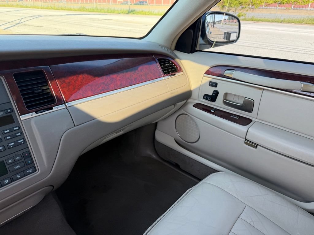 Used 2003 Lincoln Town Car Signature RWD image 20