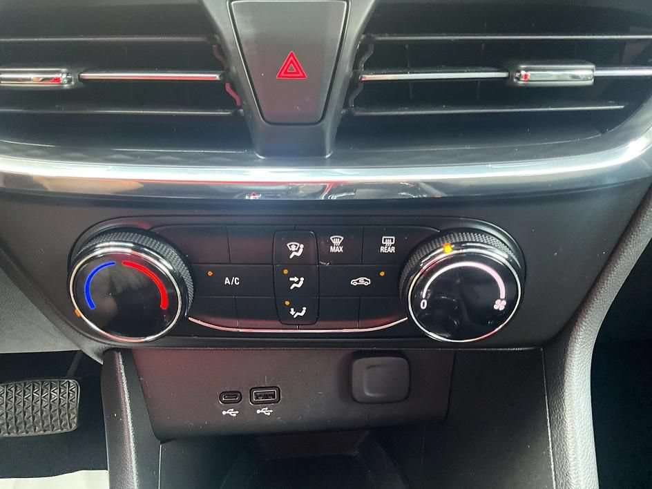 Used 2025 Buick Encore GX Preferred AWD/4WD image 19