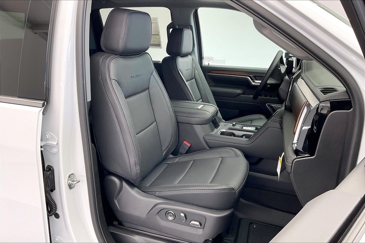 New 2026 GMC Sierra 2500 Denali w/ Denali Reserve Package AWD/4WD image 9