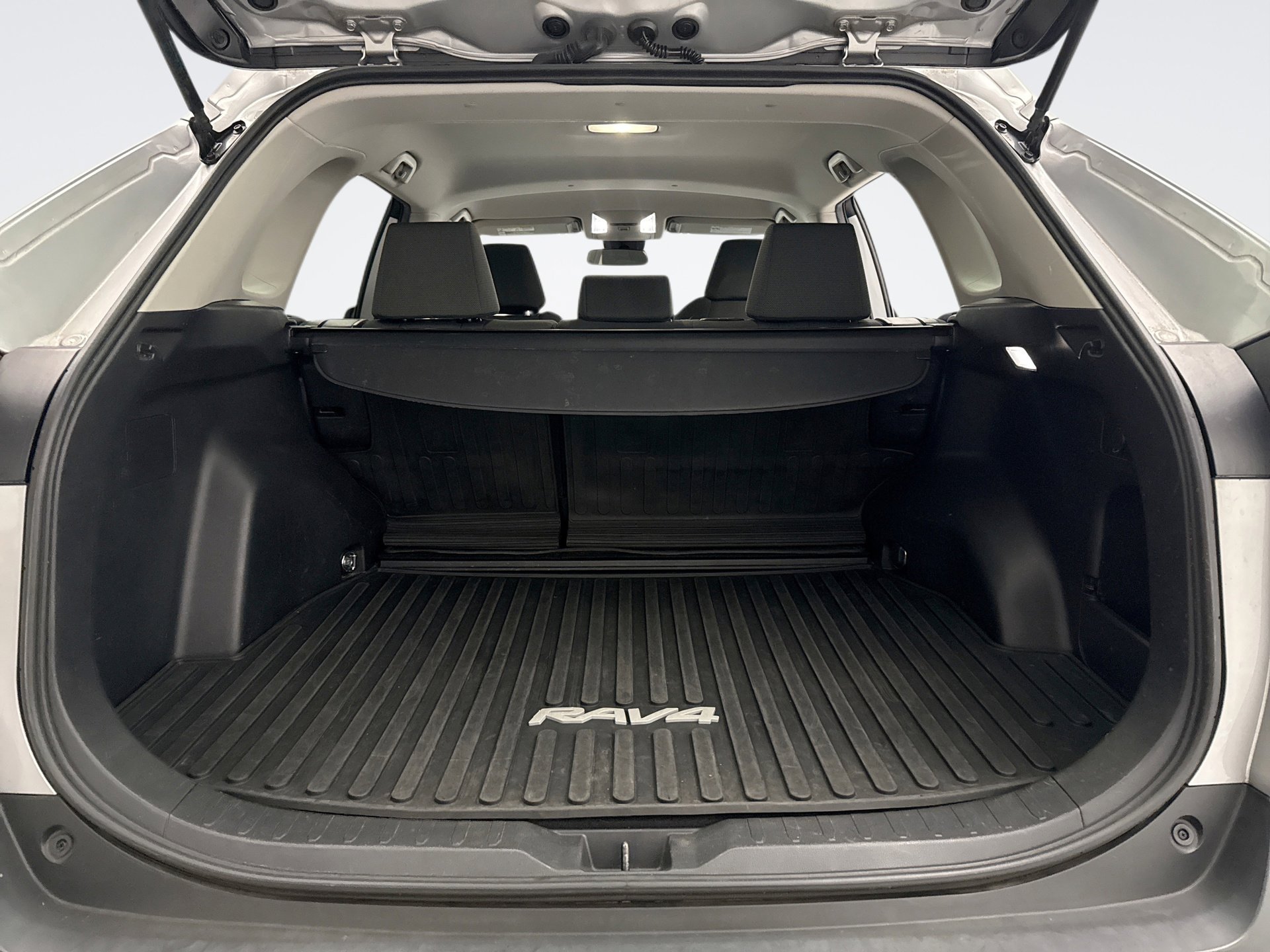 Used 2022 Toyota RAV4 XLE image 18