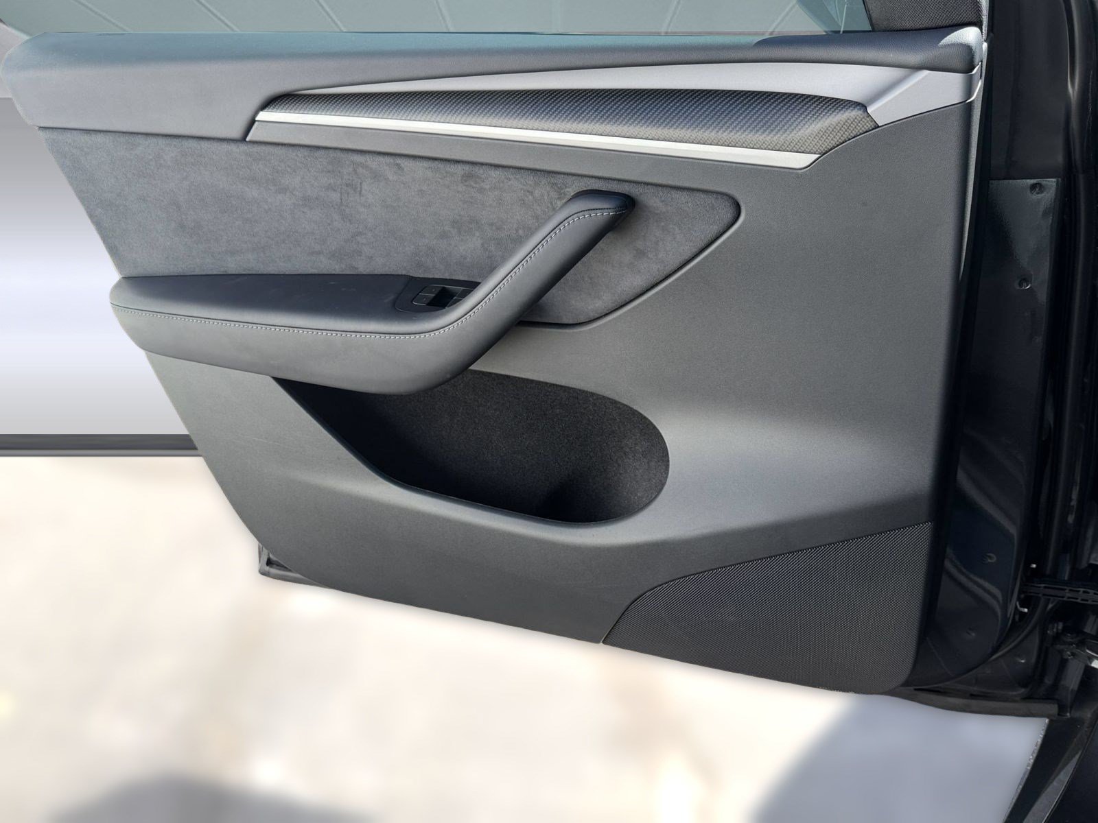 Used 2024 Tesla Model Y 2WD image 11