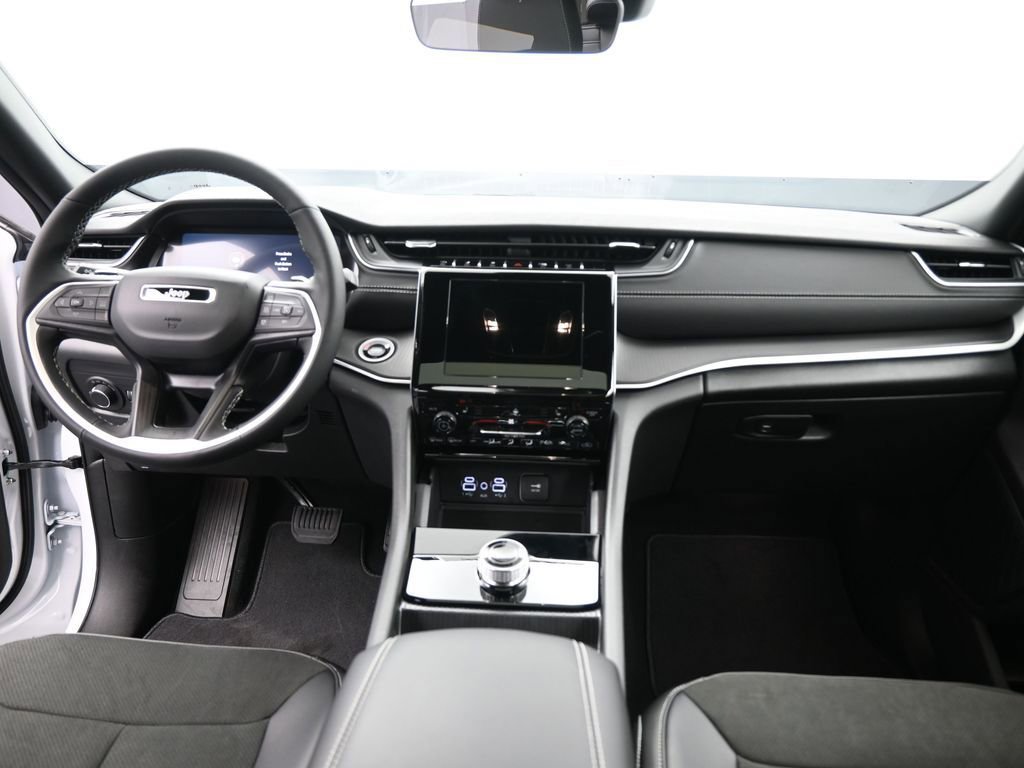 New 2025 Jeep Grand Cherokee Altitude image 27