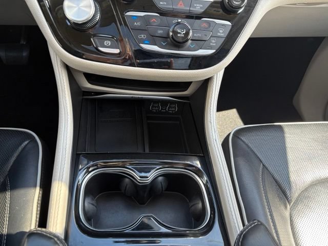 Used 2023 Chrysler Pacifica Limited FWD image 35