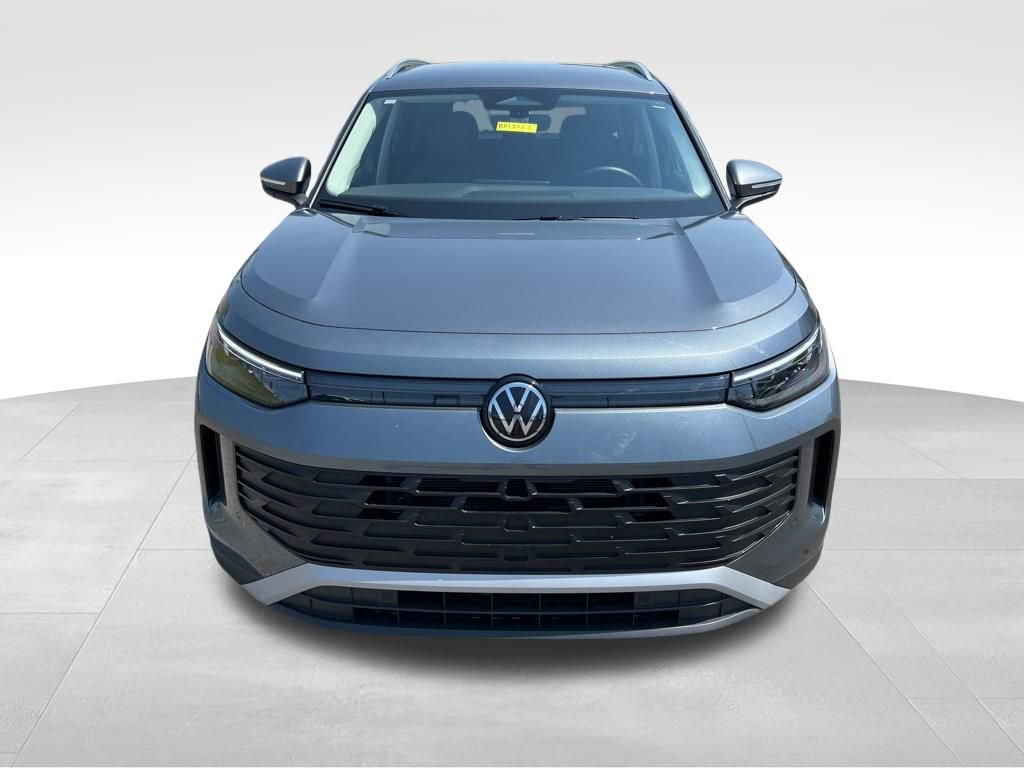 Used 2025 Volkswagen Tiguan SE FWD image 3
