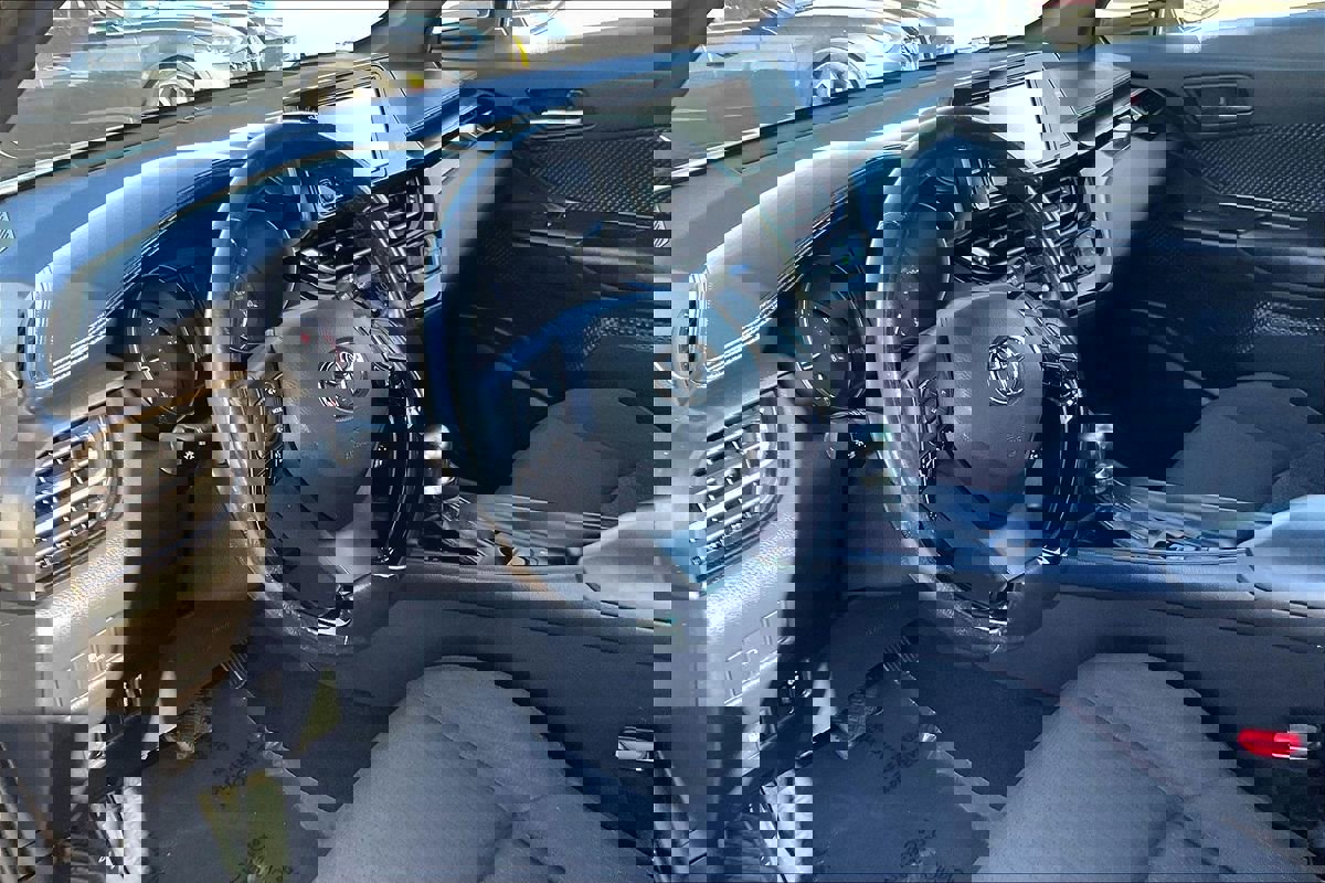 Used 2018 Toyota C-HR XLE image 4