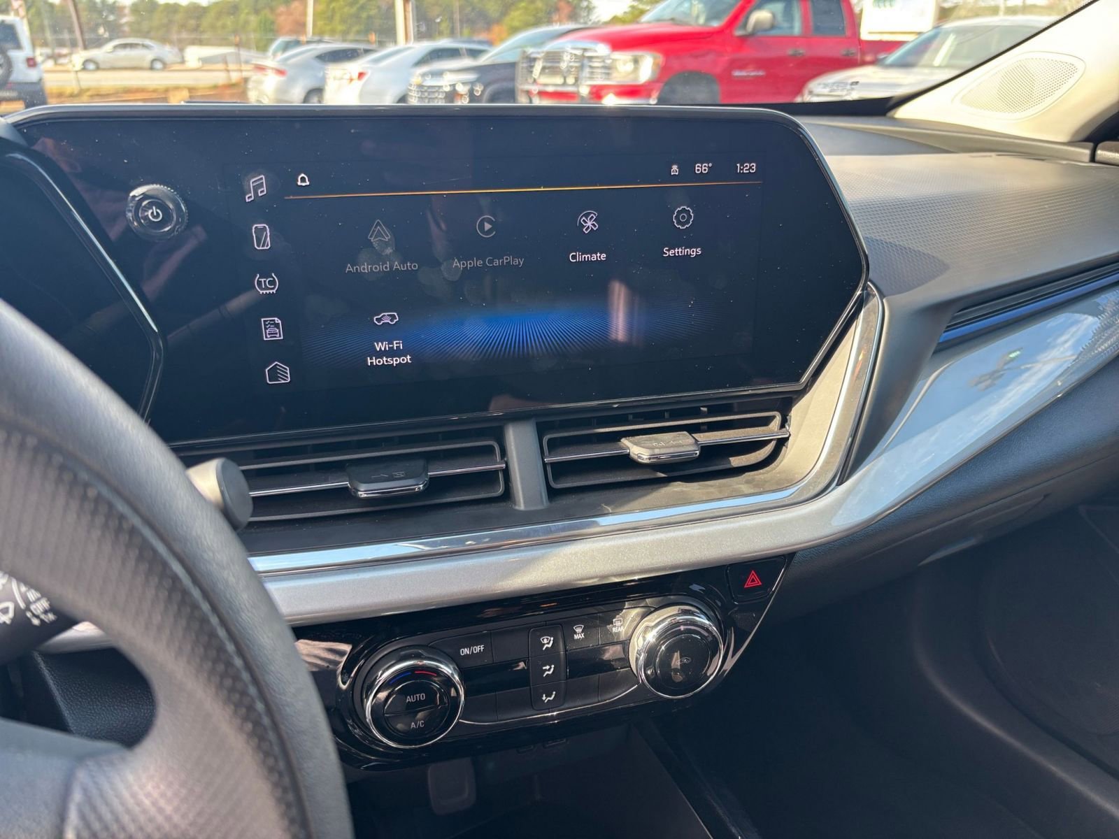 Used 2025 Chevrolet Trax LT image 21