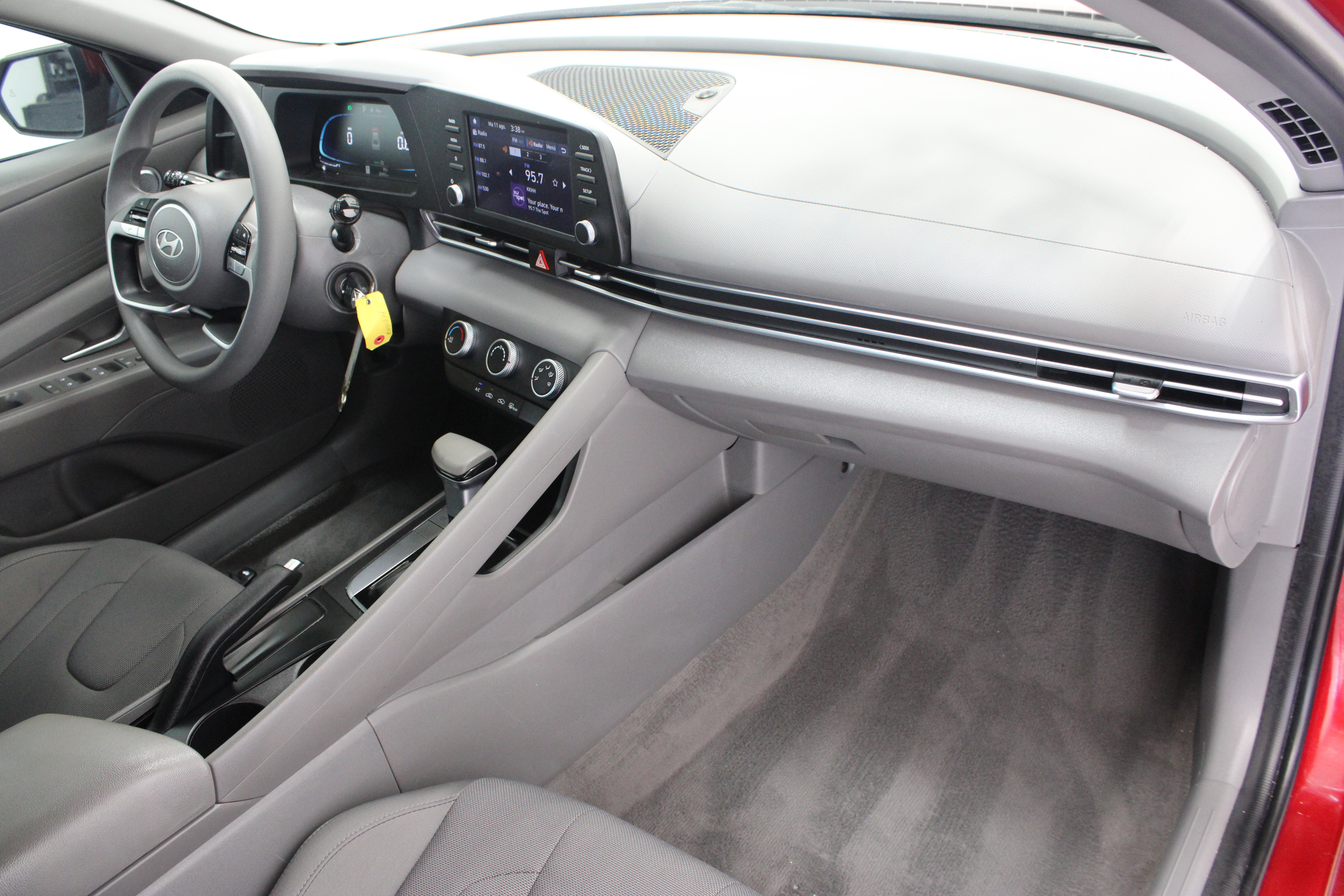 Used 2025 Hyundai Elantra SE FWD image 33