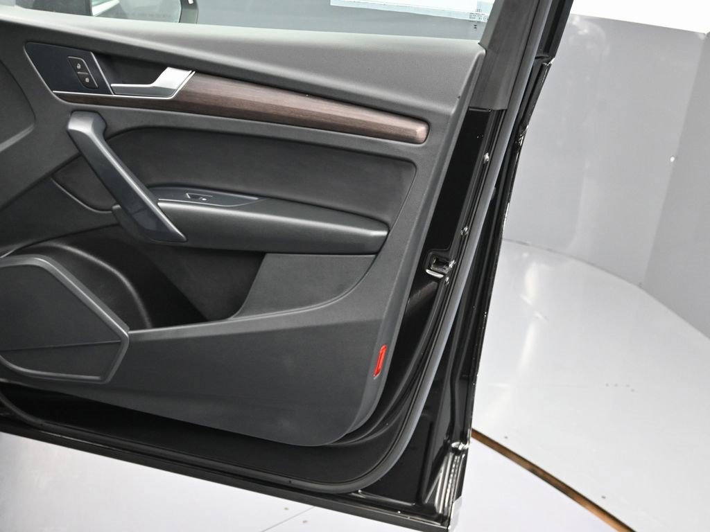 Used 2023 Audi Q5 e Premium w/ Convenience Package image 32