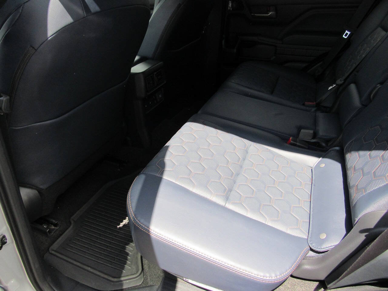 Used 2025 Toyota 4Runner Platinum AWD/4WD image 32