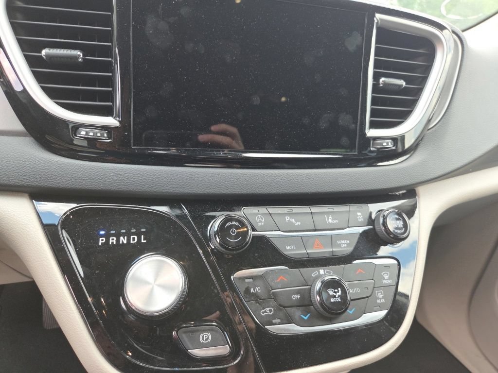 Used 2023 Chrysler Pacifica Touring-L FWD image 52