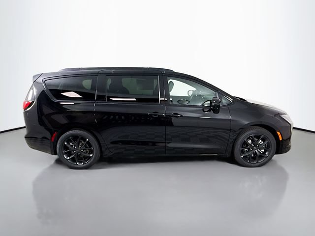 New 2027 Chrysler Pacifica Limited FWD image 8
