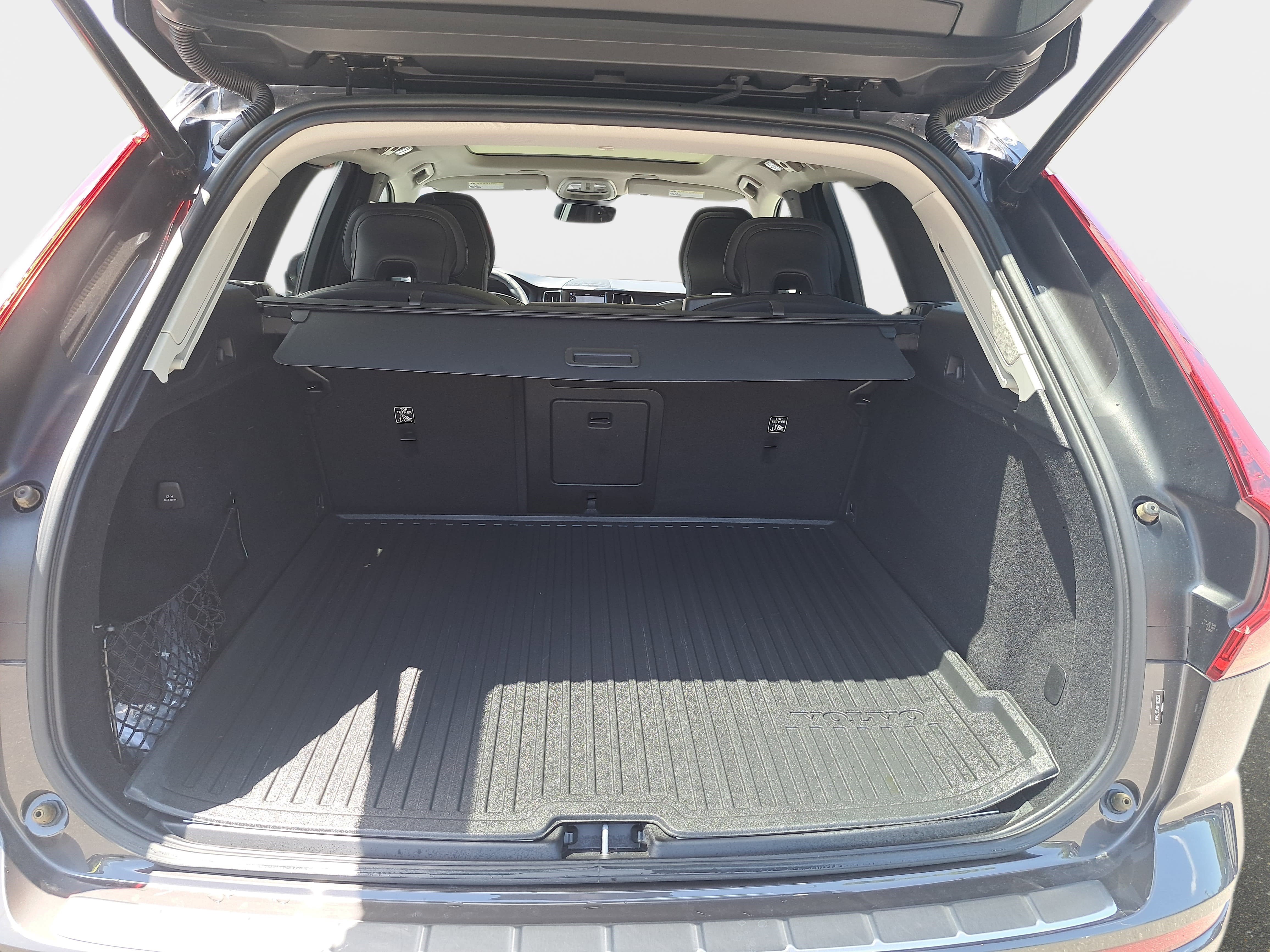 Used 2023 Volvo XC60 B5 Ultimate w/ Climate Package FWD image 12