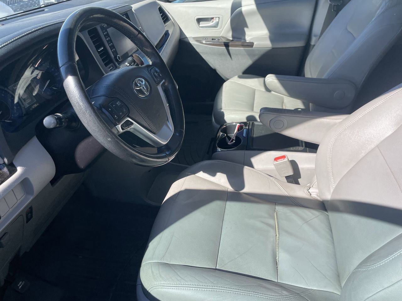 Used 2018 Toyota Sienna XLE Premium w/ Carpet Mat Package image 7