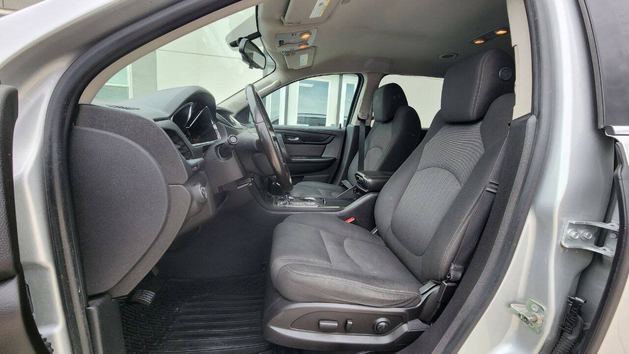 Used 2017 Chevrolet Traverse LT w/ Style and Technology Package FWD image 10