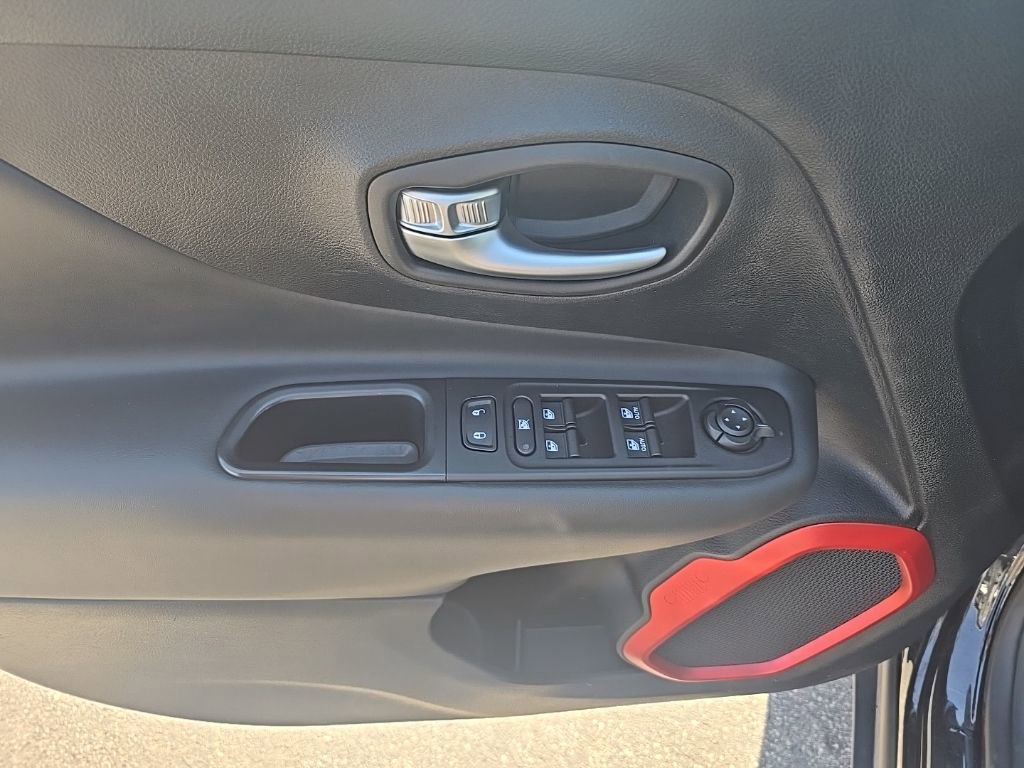 Used 2018 Jeep Renegade Trailhawk image 11