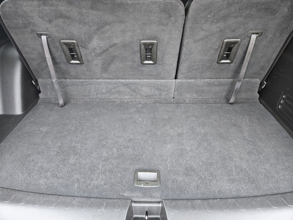 Used 2023 Chevrolet Traverse LT w/ Rear Camera Mirror Package FWD image 28