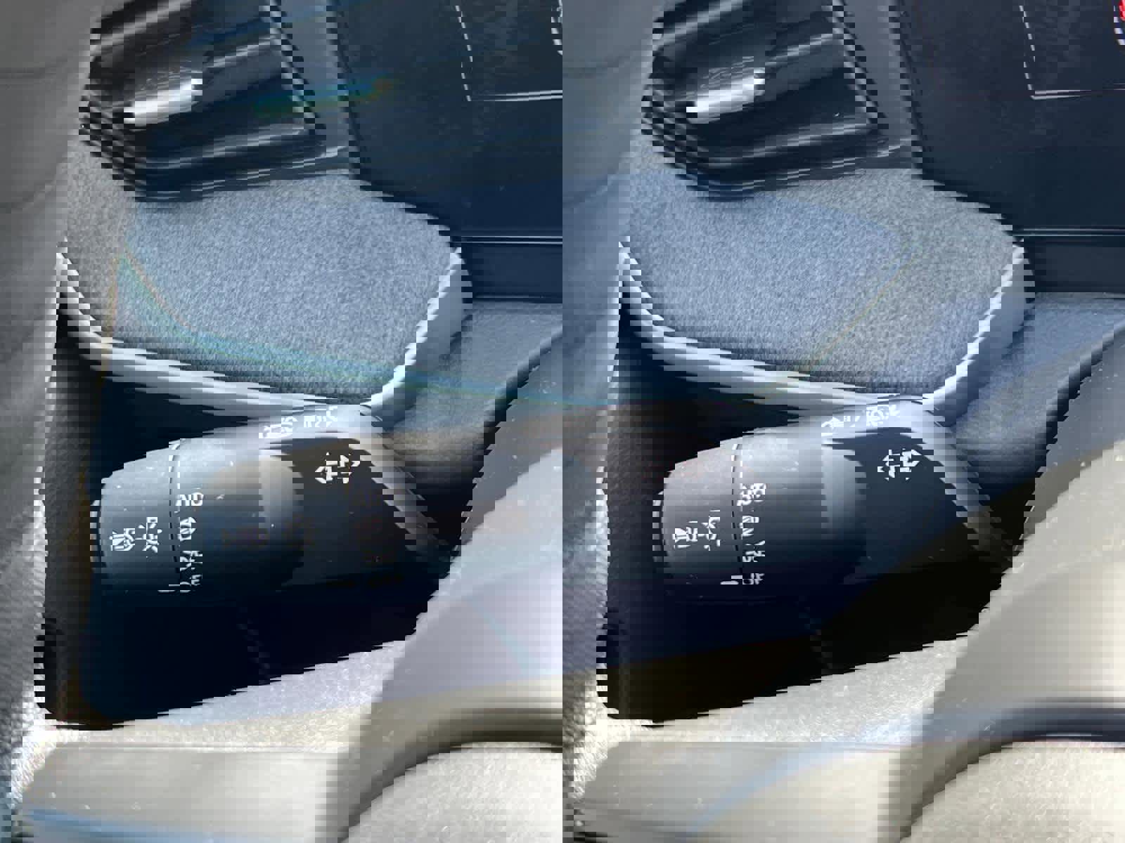 Used 2025 Nissan Kicks SV AWD/4WD image 19