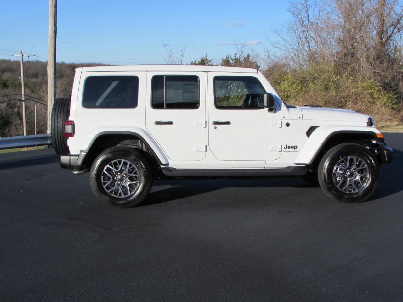 New 2026 Jeep Wrangler Unlimited Sahara AWD/4WD image 8