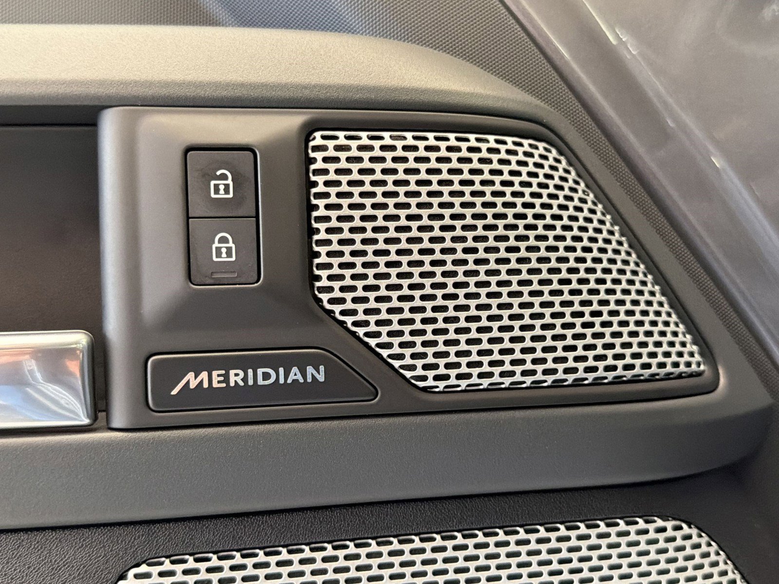 Used 2023 Land Rover Defender 130 X image 21