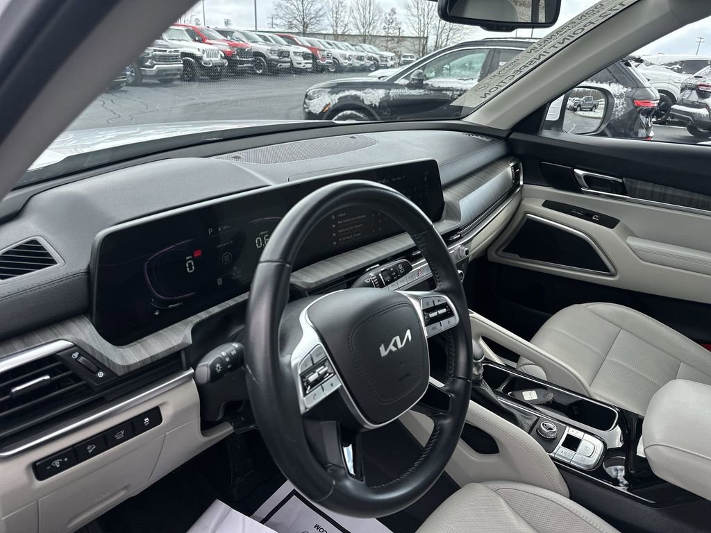 Used 2024 Kia Telluride EX w/ EX Captain's Chair Package FWD image 10