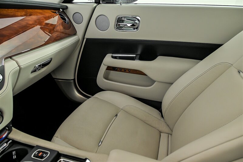 Used 2015 Rolls-Royce Wraith RWD image 36