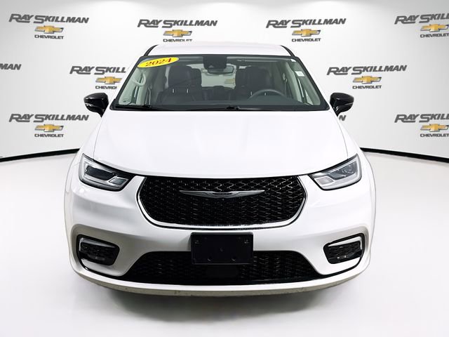 Used 2024 Chrysler Pacifica Select image 2