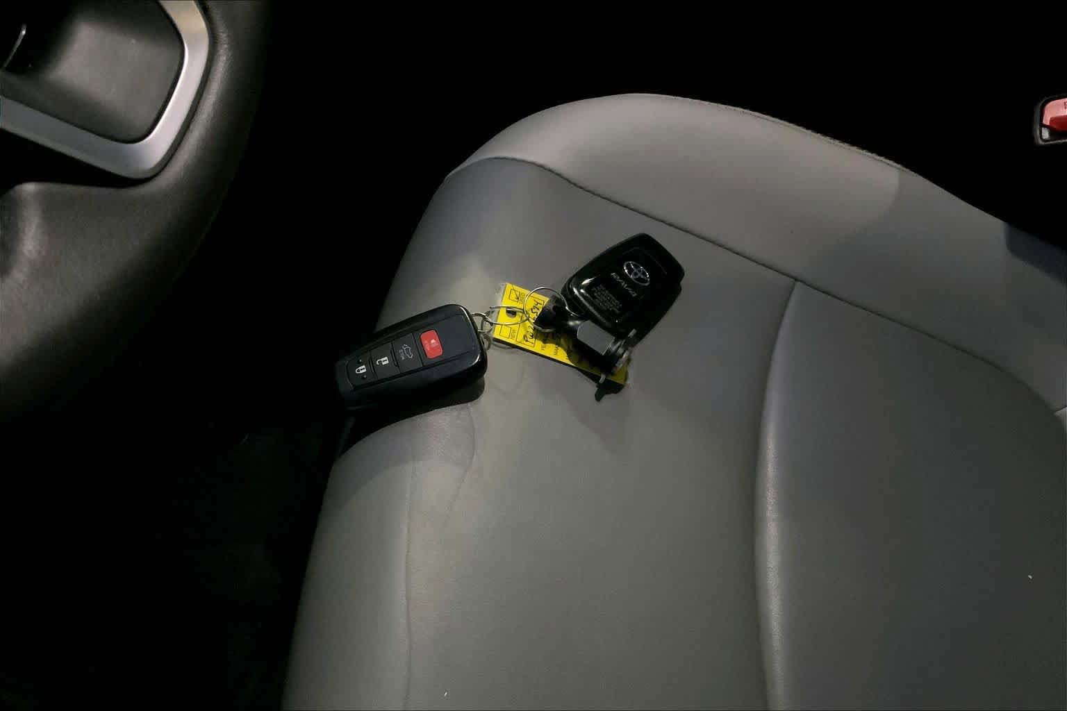 Used 2023 Toyota RAV4 XLE Premium image 14