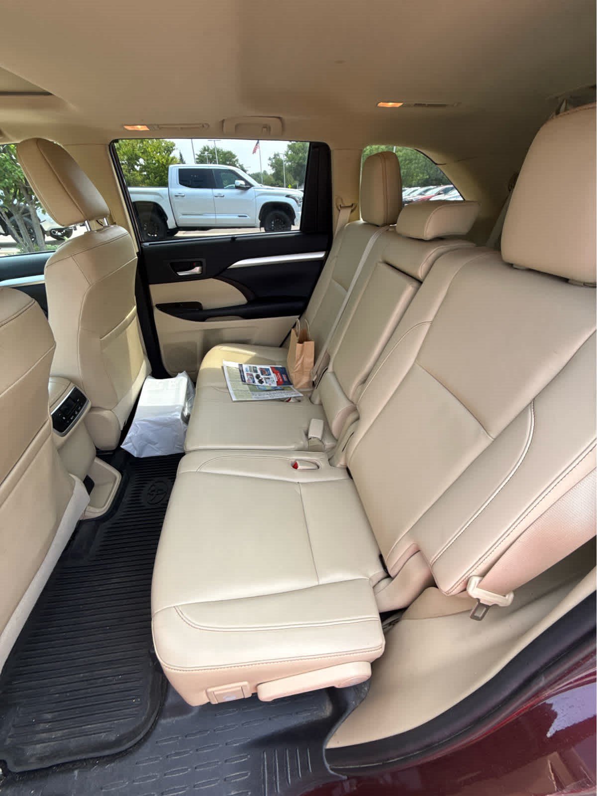 Used 2019 Toyota Highlander XLE AWD/4WD image 5