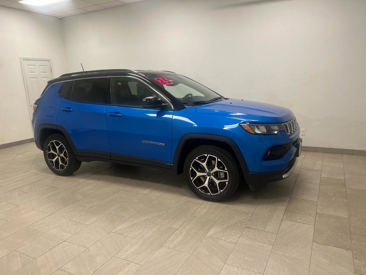 Used 2025 Jeep Compass Limited AWD/4WD image 7