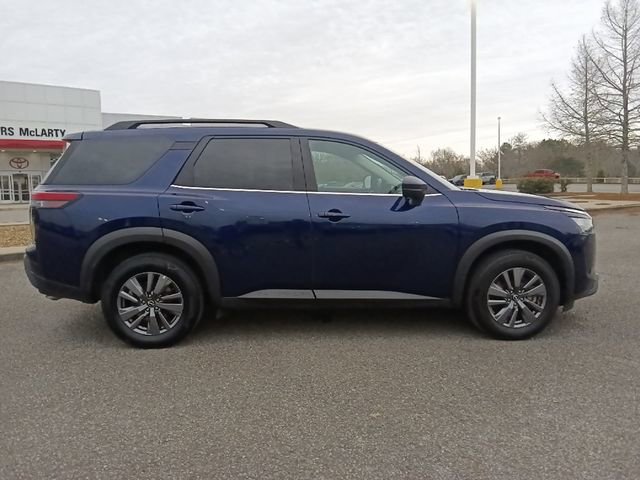 Used 2024 Nissan Pathfinder SV image 2