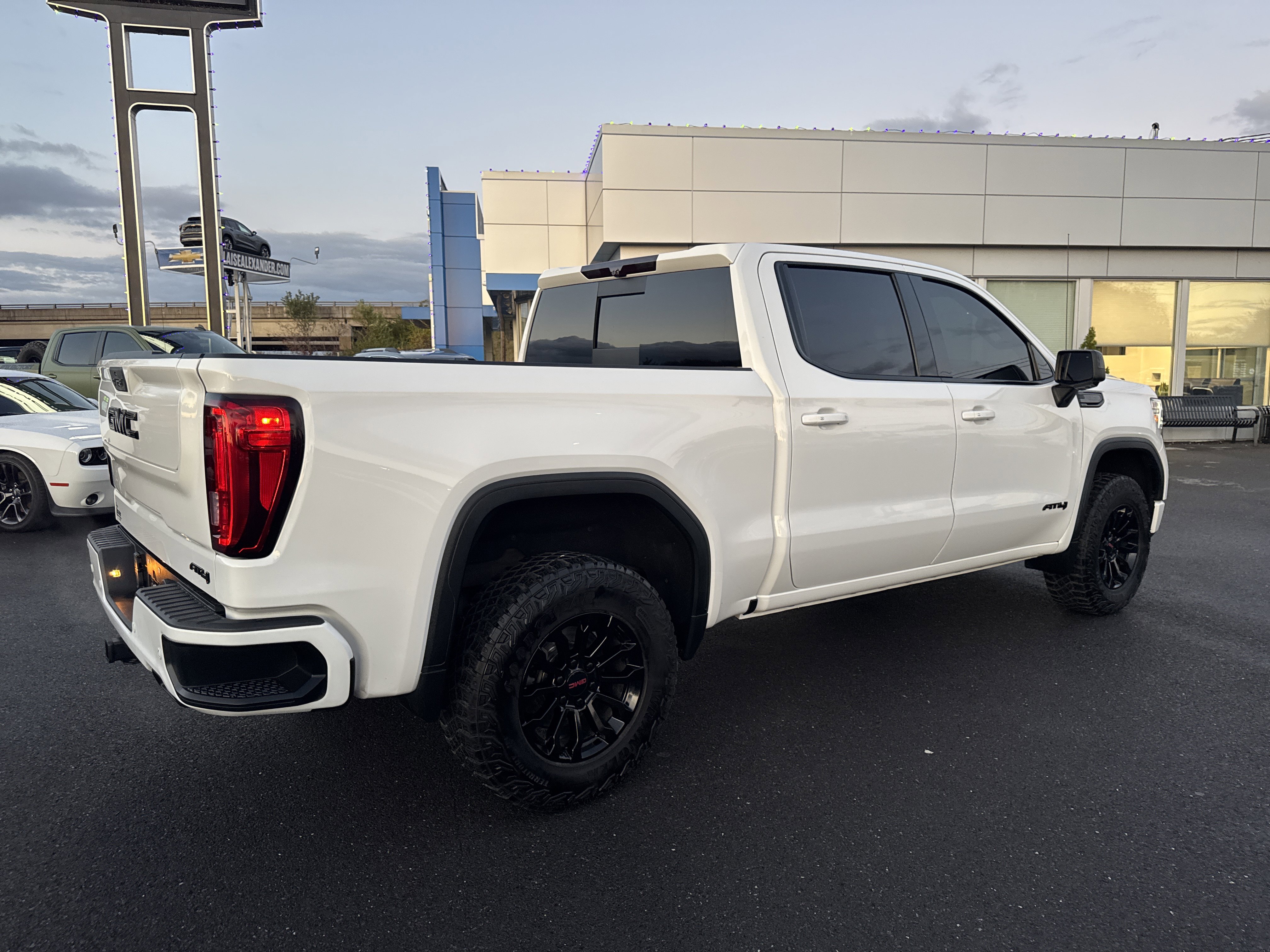 Used 2021 GMC Sierra 1500 AT4 w/ Technology Package image 3