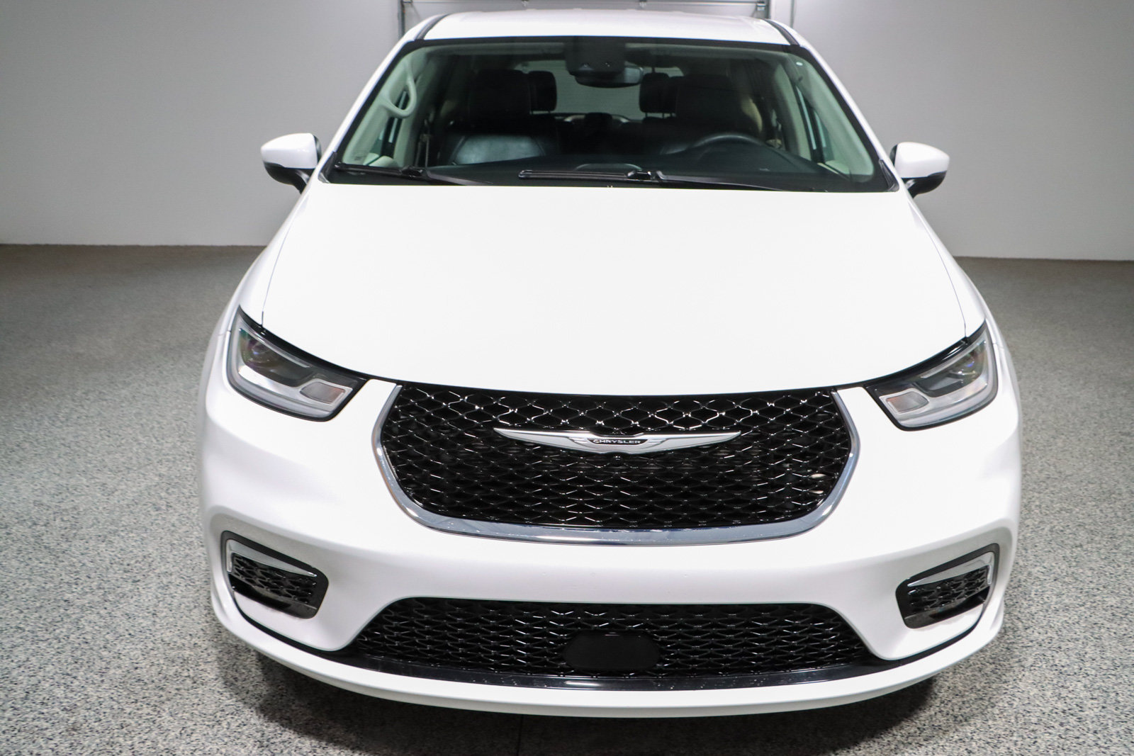Used 2023 Chrysler Pacifica Touring-L FWD image 4