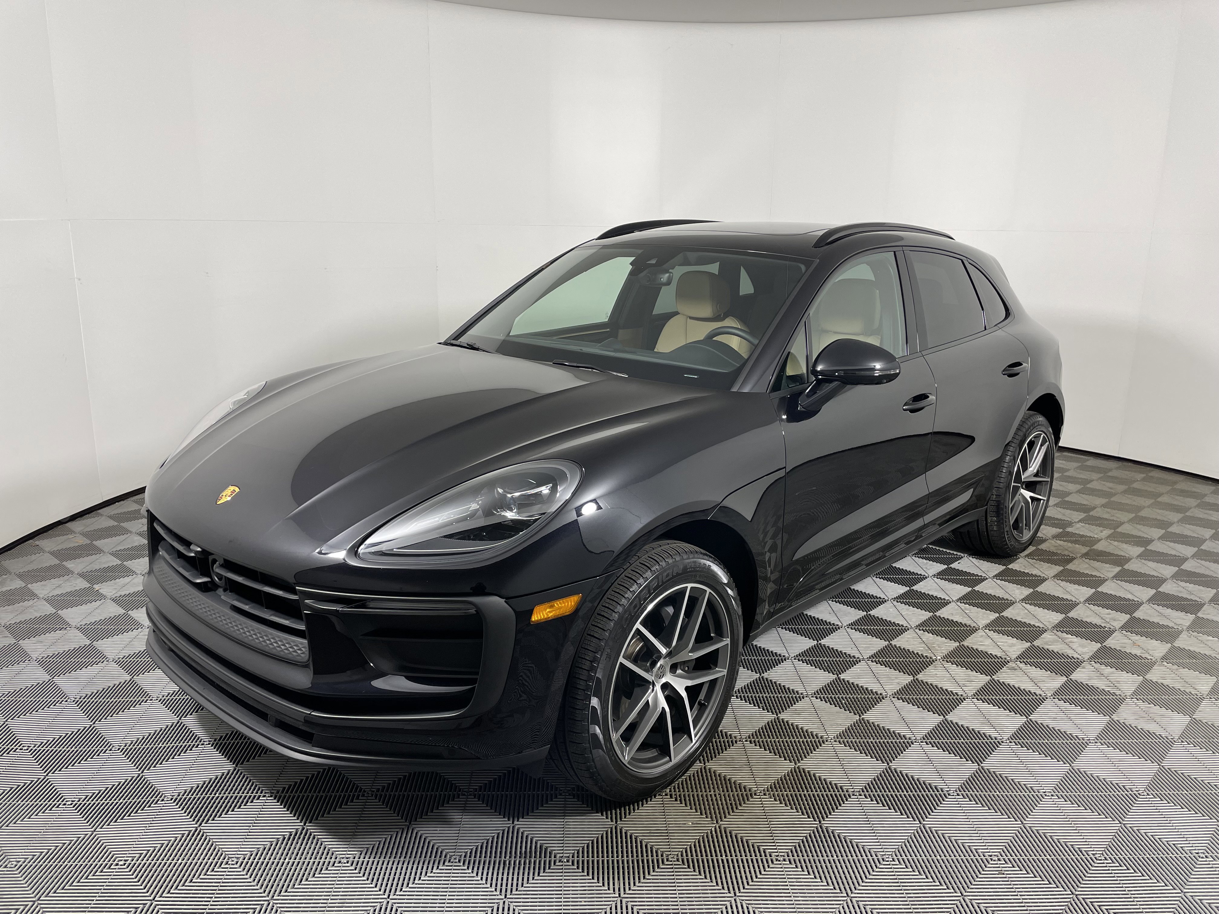 Used 2025 Porsche Macan image 11