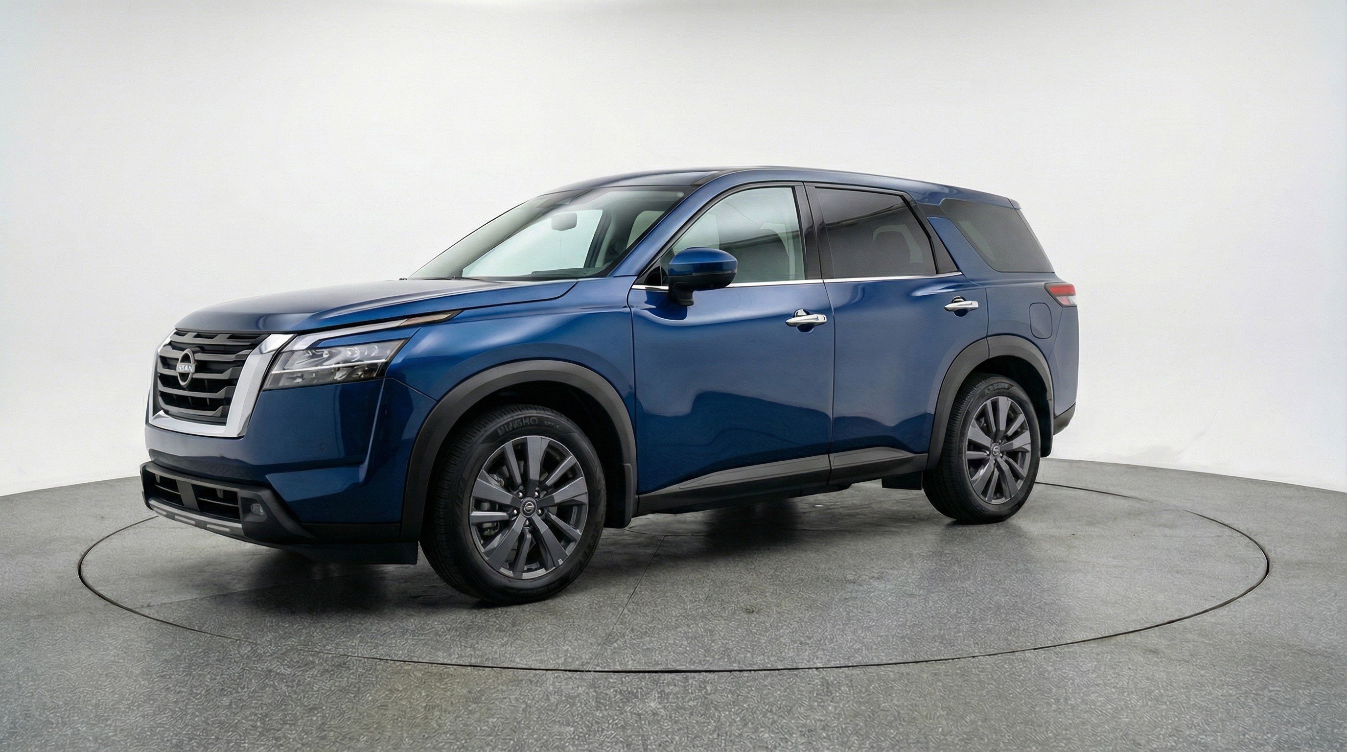 Used 2025 Nissan Pathfinder SV image 3