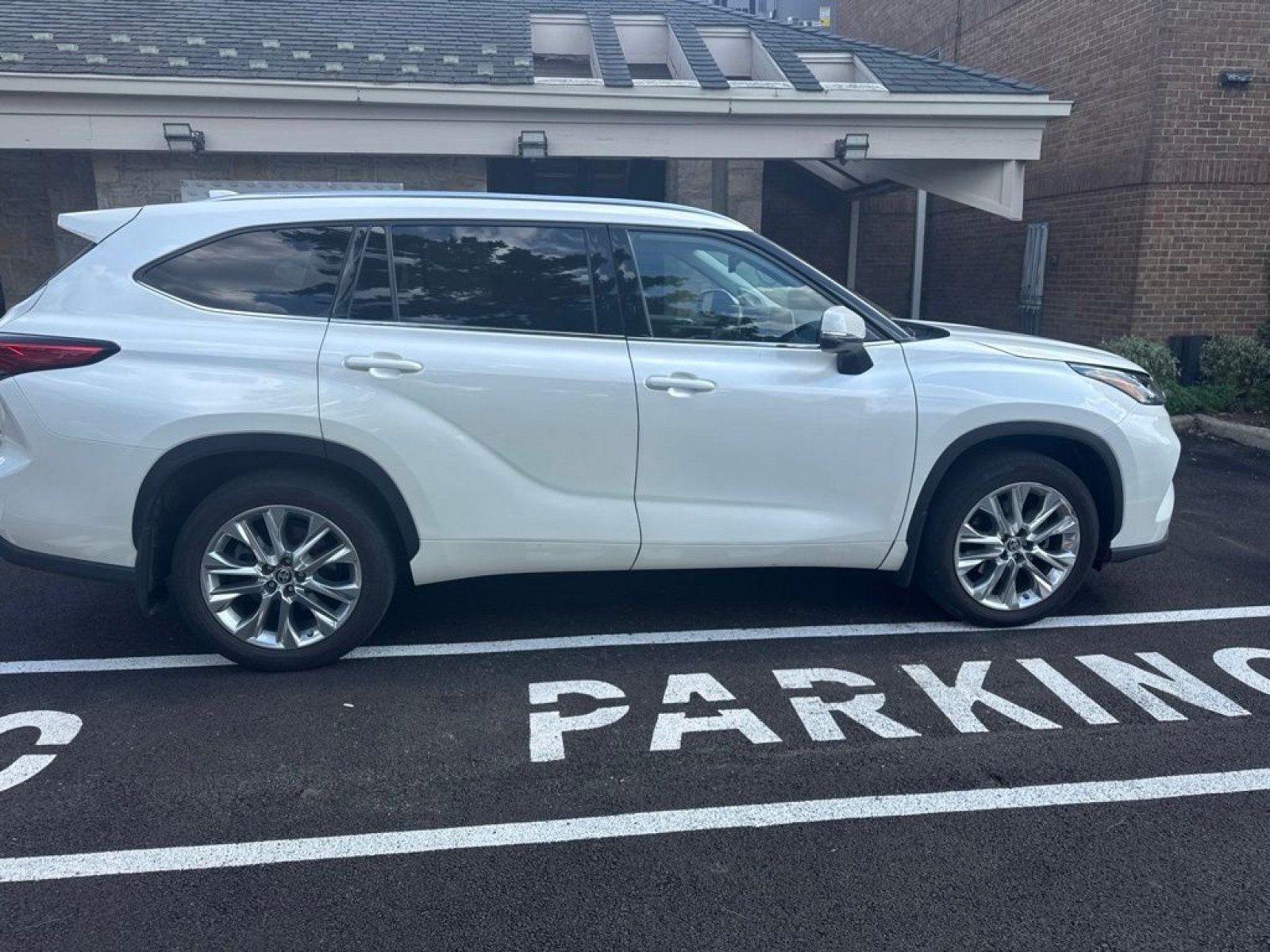Used 2020 Toyota Highlander Limited AWD/4WD image 9