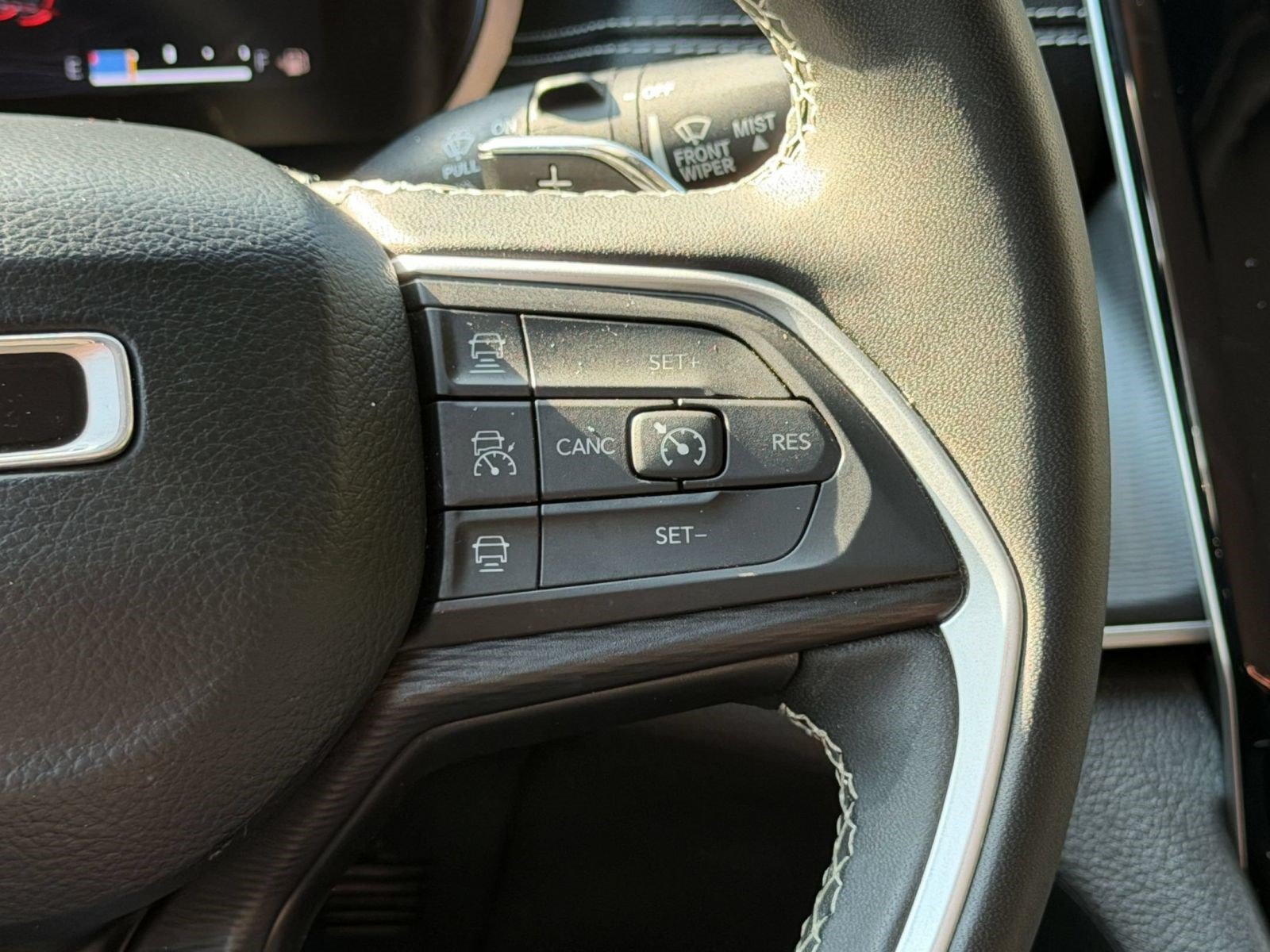 Used 2023 Jeep Grand Cherokee Laredo AWD/4WD image 17