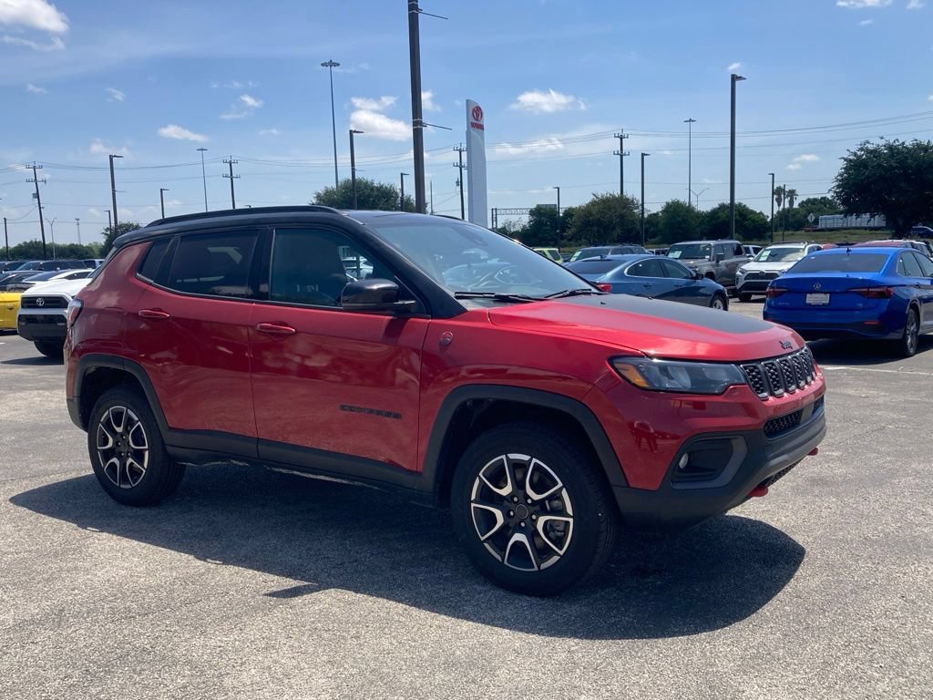 Used 2025 Jeep Compass Trailhawk AWD/4WD image 3