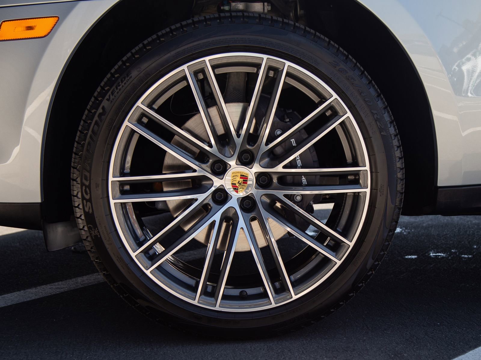 Certified 2025 Porsche Macan AWD/4WD image 12