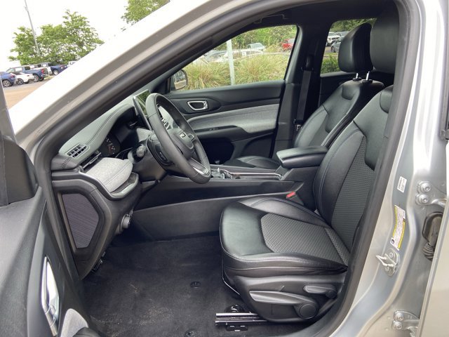 Used 2024 Jeep Compass Latitude AWD/4WD image 34