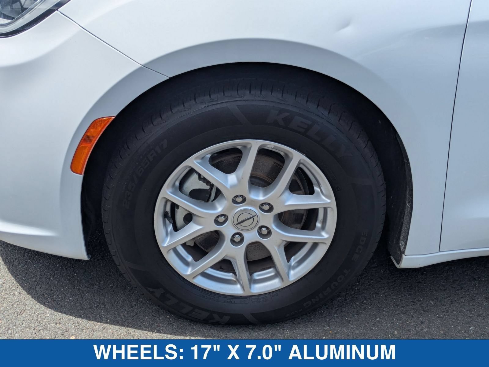 Used 2023 Chrysler Pacifica Touring-L FWD image 11
