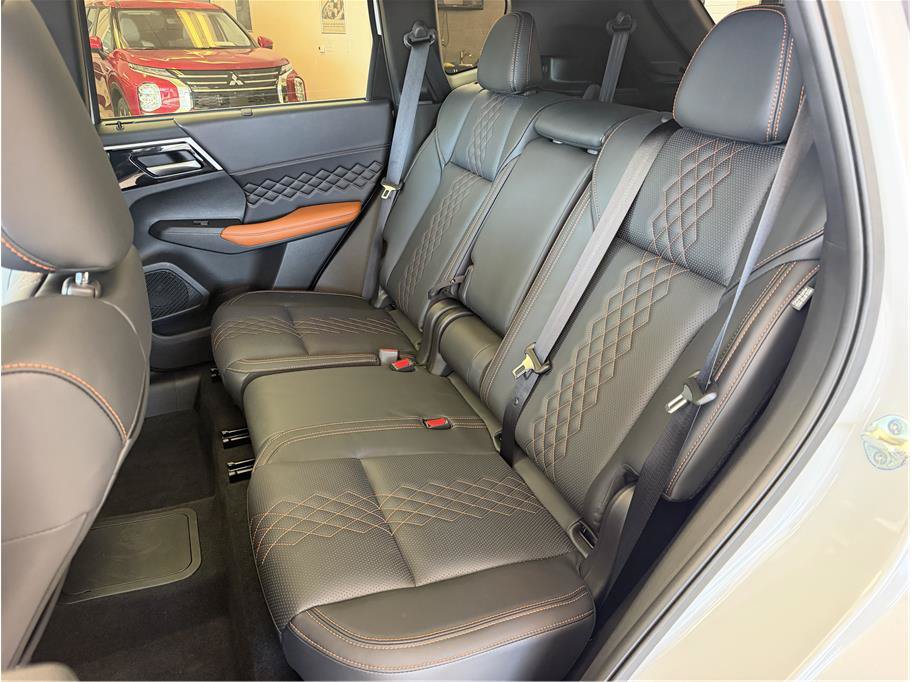 Used 2025 Mitsubishi Outlander 4WD Plug-In Hybrid image 27