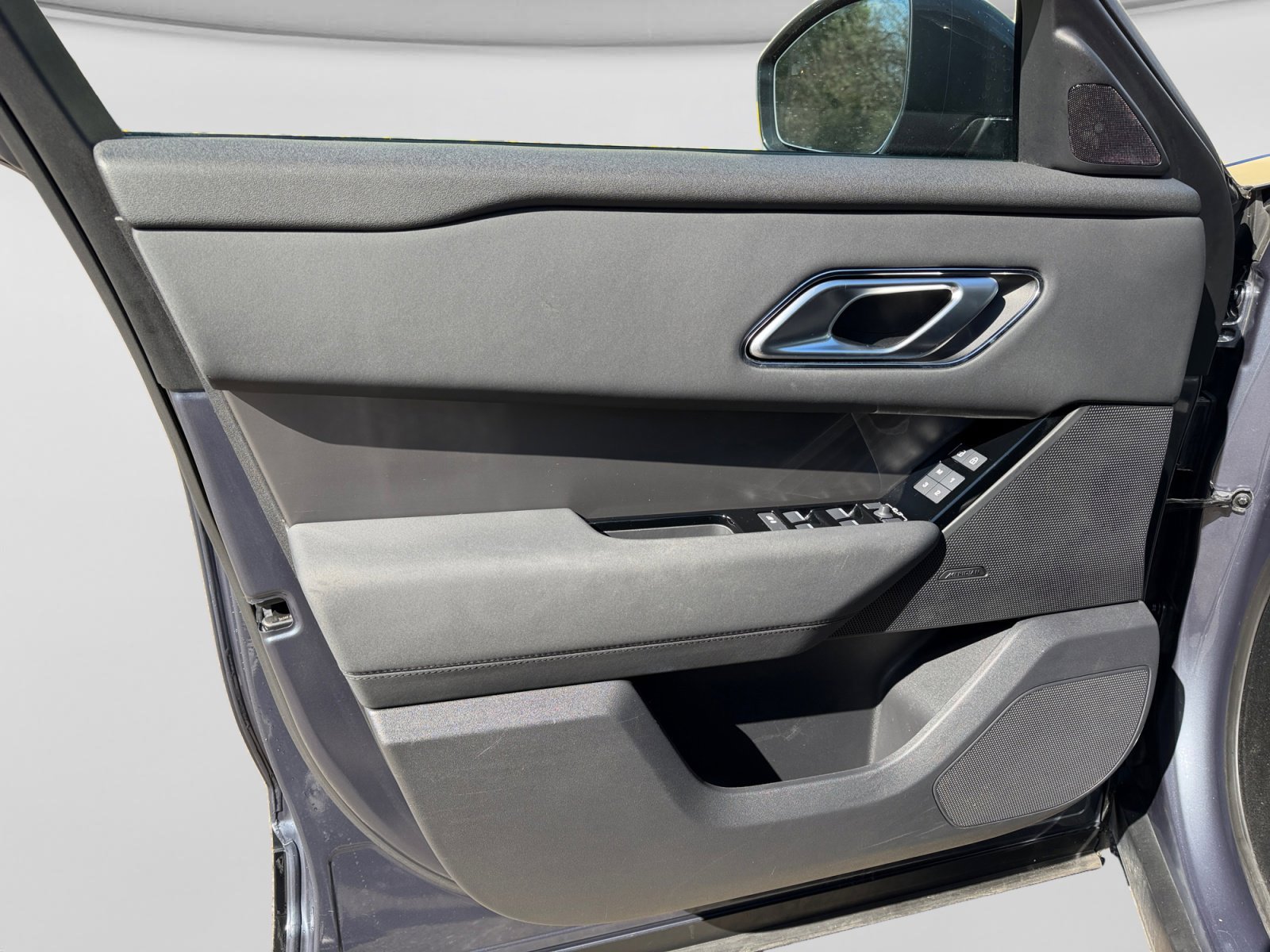 Used 2025 Land Rover Range Rover Velar Dynamic SE image 12