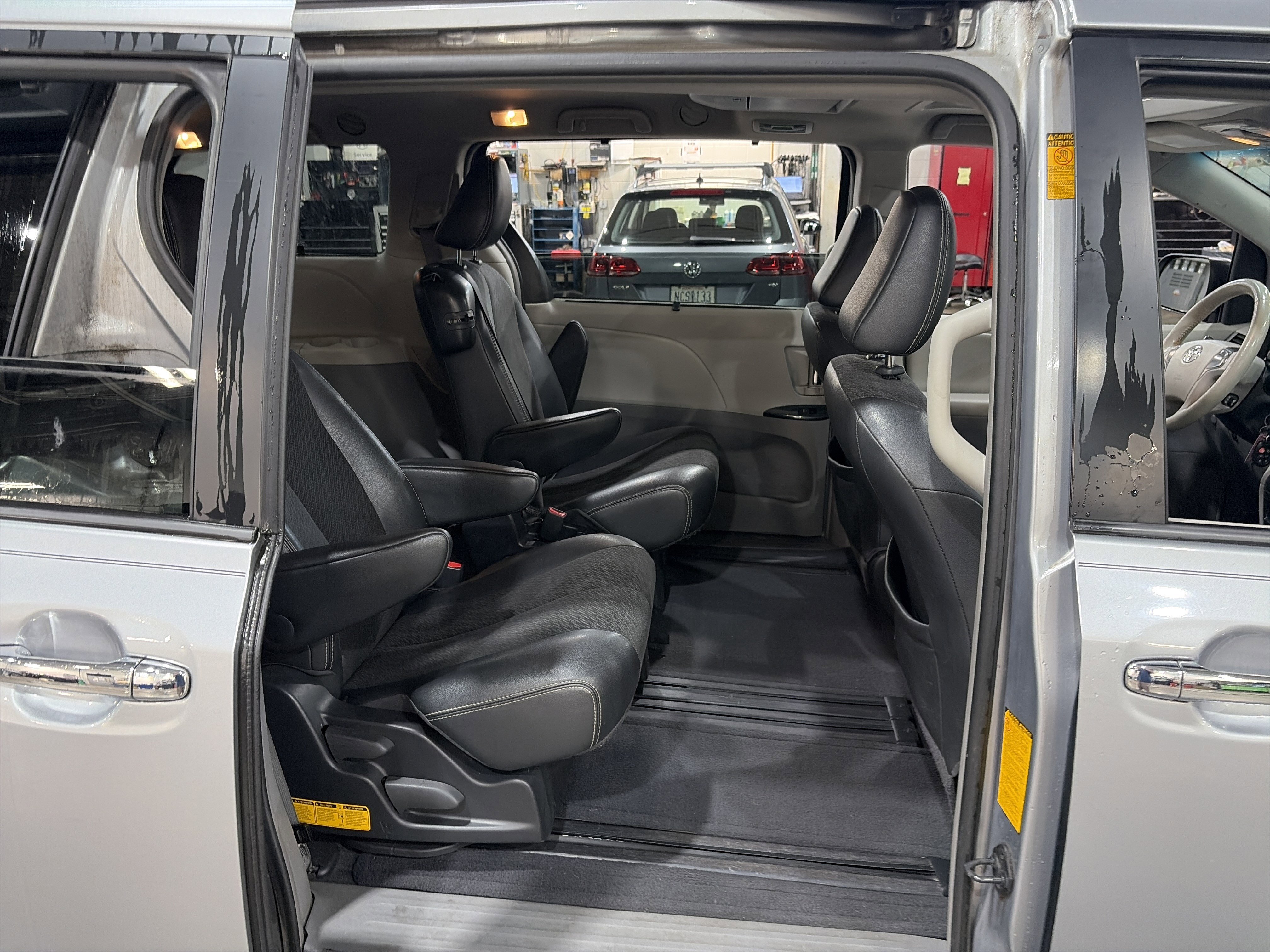Used 2013 Toyota Sienna SE w/ Premium Pkg w/Entune FWD image 33