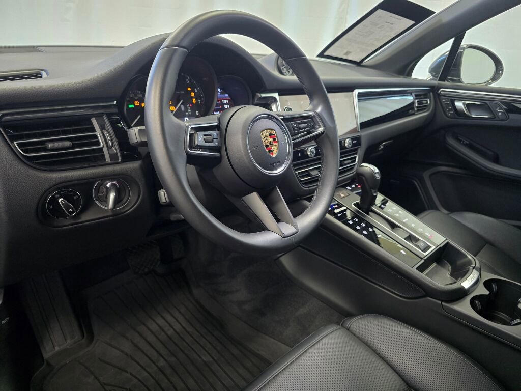 Certified 2024 Porsche Macan image 4